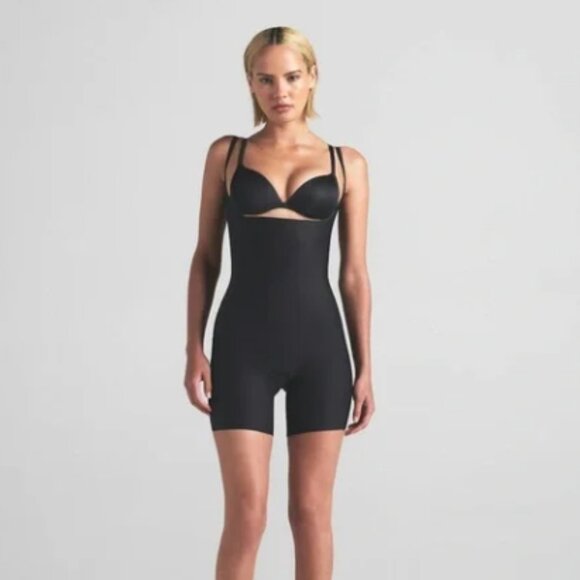 SKIMS Body Zoned Open Bust Mid Thigh Bodysuit Womens Small Onyx Black Shapewear - Picture 1 of 7